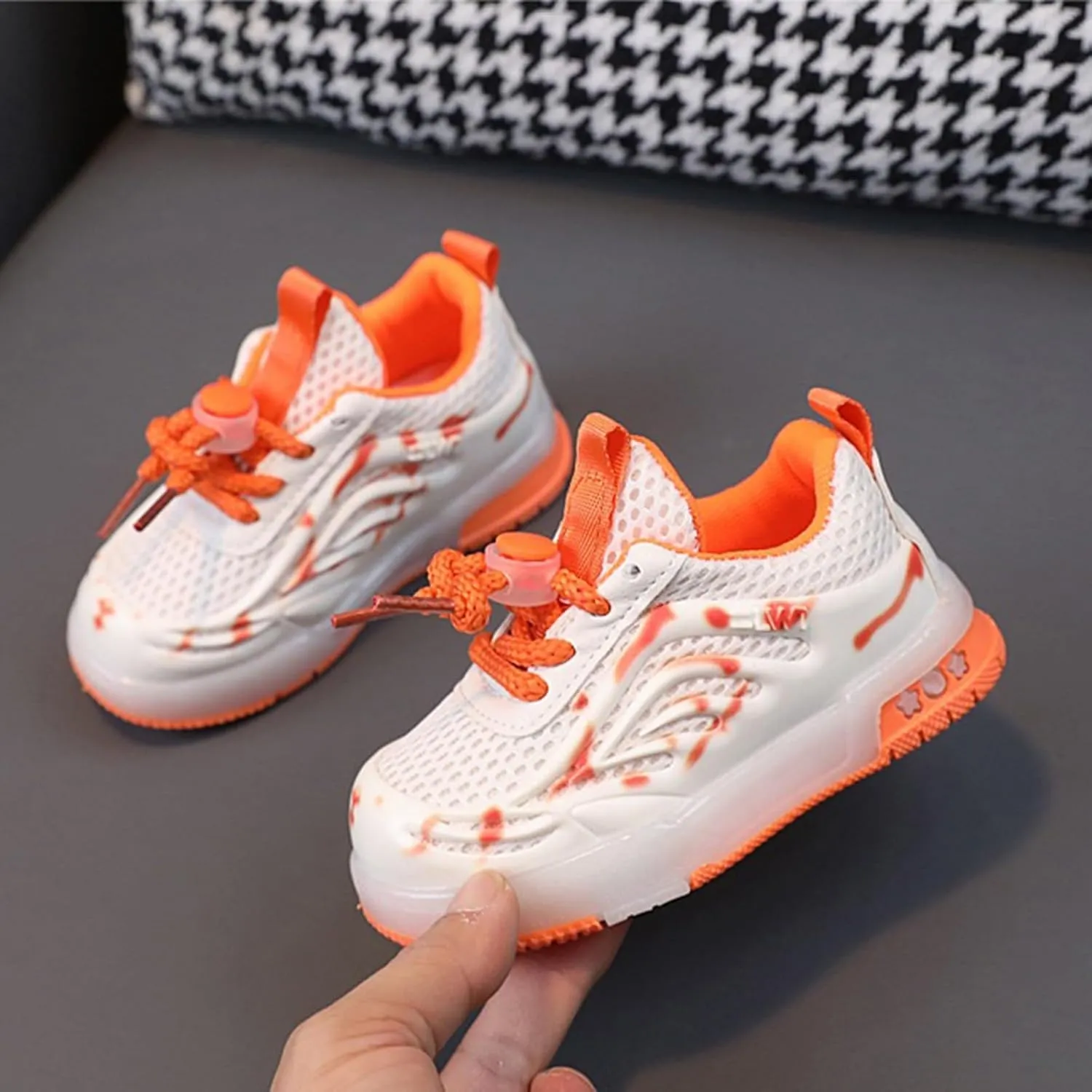Kids Light Up Flat Sneakers Walking Running Breathable Shoes Children's Fashion Mesh Breathable Squeaky Flat Shoes