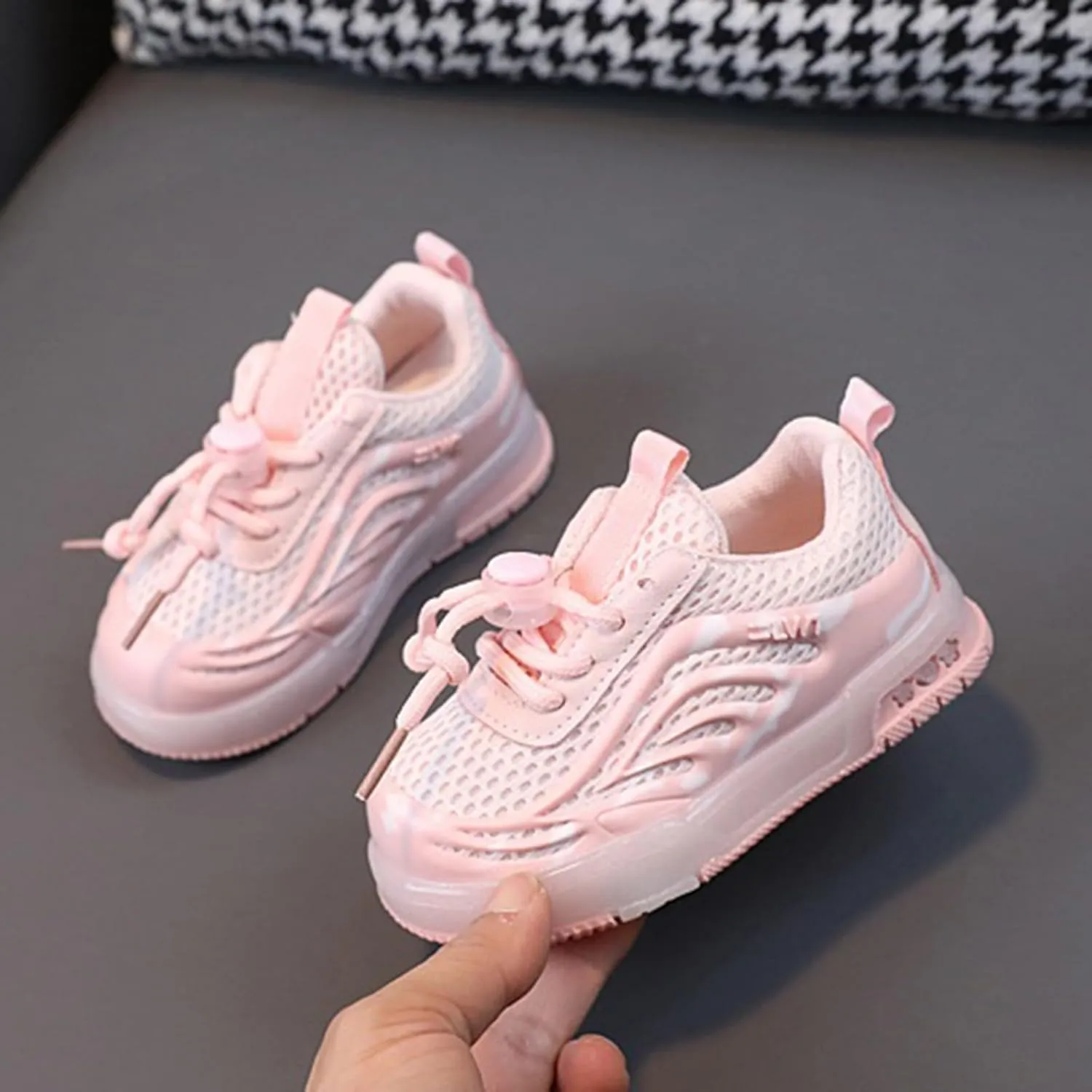 Kids Light Up Flat Sneakers Walking Running Breathable Shoes Children's Fashion Mesh Breathable Squeaky Flat Shoes